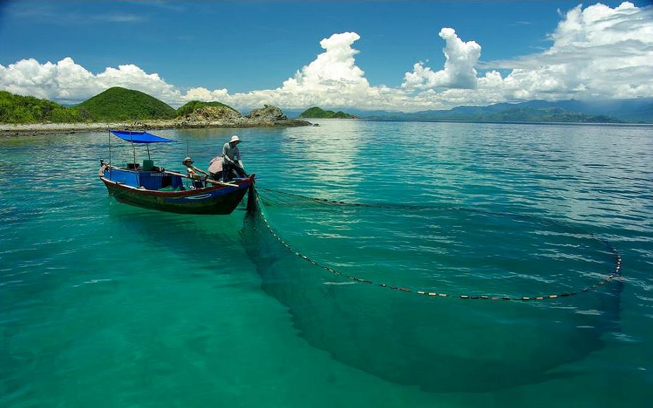 Small-scale purse seine fishers catch cuttlefish in Van Phong Bay, central Vietnam, September 11, 2009. (Photo by David Mills / World Fish Center) Creative Commons license via Flickr