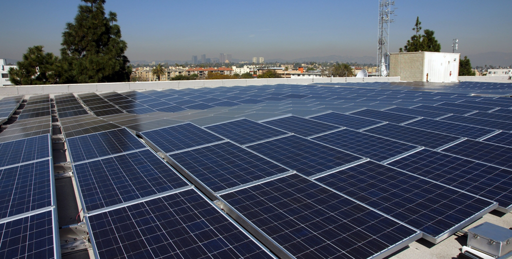 Solar panels cover the roof of Sony's Jimmy Stewart Building in Culver City, California, 2018 (Photo courtesy Sony Pictures) Posted for media use.