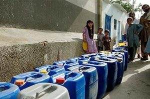 A long line of empty containers await a supply of fresh drinking water to arrive in a town outside Karachi, home to nearly 20 million people with only 165,000 water connections. 2014 (Photo courtesy World Bank)