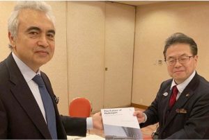 International Energy Agency Executive Director Dr. Fatih Birol presents "The Future of Hydrogen" report to Hiroshige Seko, Japan’s Minister of Economy, Trade and Industry, June 12, 2019 (Photo courtesy IEA) Posted for media use.