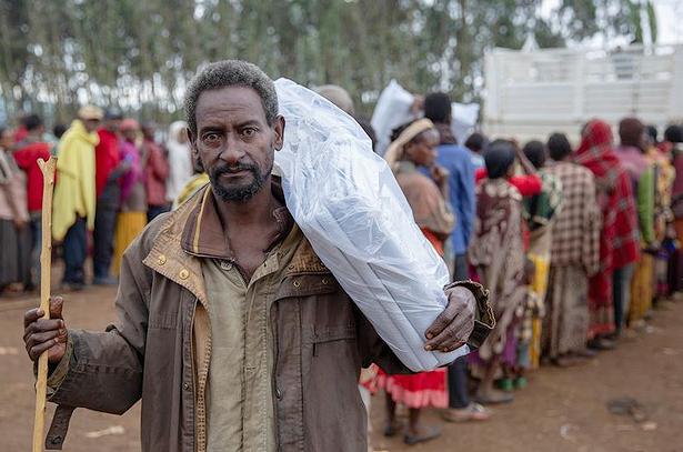 Displaced community members in Gedeb, Ethiopia receive aid from the UN International Organization for Migration (IOM) donated by UKAID. July 28, 2018 (Photo by Olivia Headon / IOM) Posted for media use.