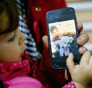 Syrian adolescent girls use a smartphone outside a technology lab in Damietta Governorate, Egypt. (Photo by Shehzad Noorani / UNICEF) Posted for media use 