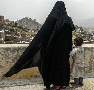 An internally displaced Yemeni woman and her daughter look over the capital city of Sana’a, Yemen. August 2017 (Photo by Giles Clarke courtesy UN Office for the Coordination of Humanitarian Affairs) Posted for media use