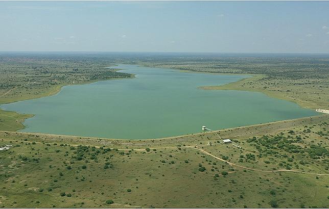 Setumo Dam and Reservoir before rehabilitation by BlueGreen Water Technologies, 2020 (Photo courtesy Infrastructure News) Posted for media use https://infrastructurenews.co.za/2021/10/10/bluegreen-water-technologies-successfully-rehabilitates-mahikengs-setumo-dam/